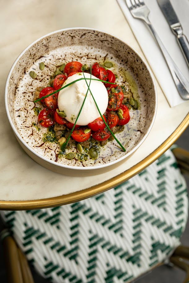 Assiette de burrata crémeuse accompagnée de tomates cerises fraîches