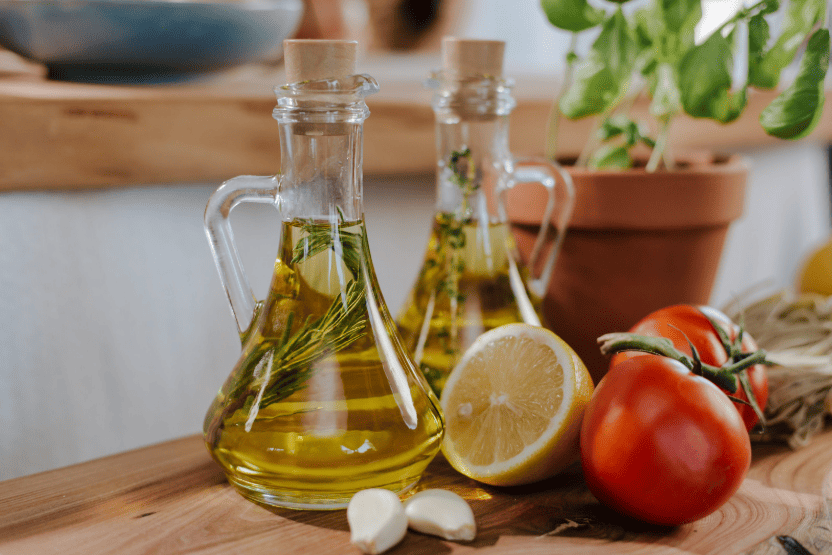 Ingrédients méditerranéens, huile d'olive, citron et épices